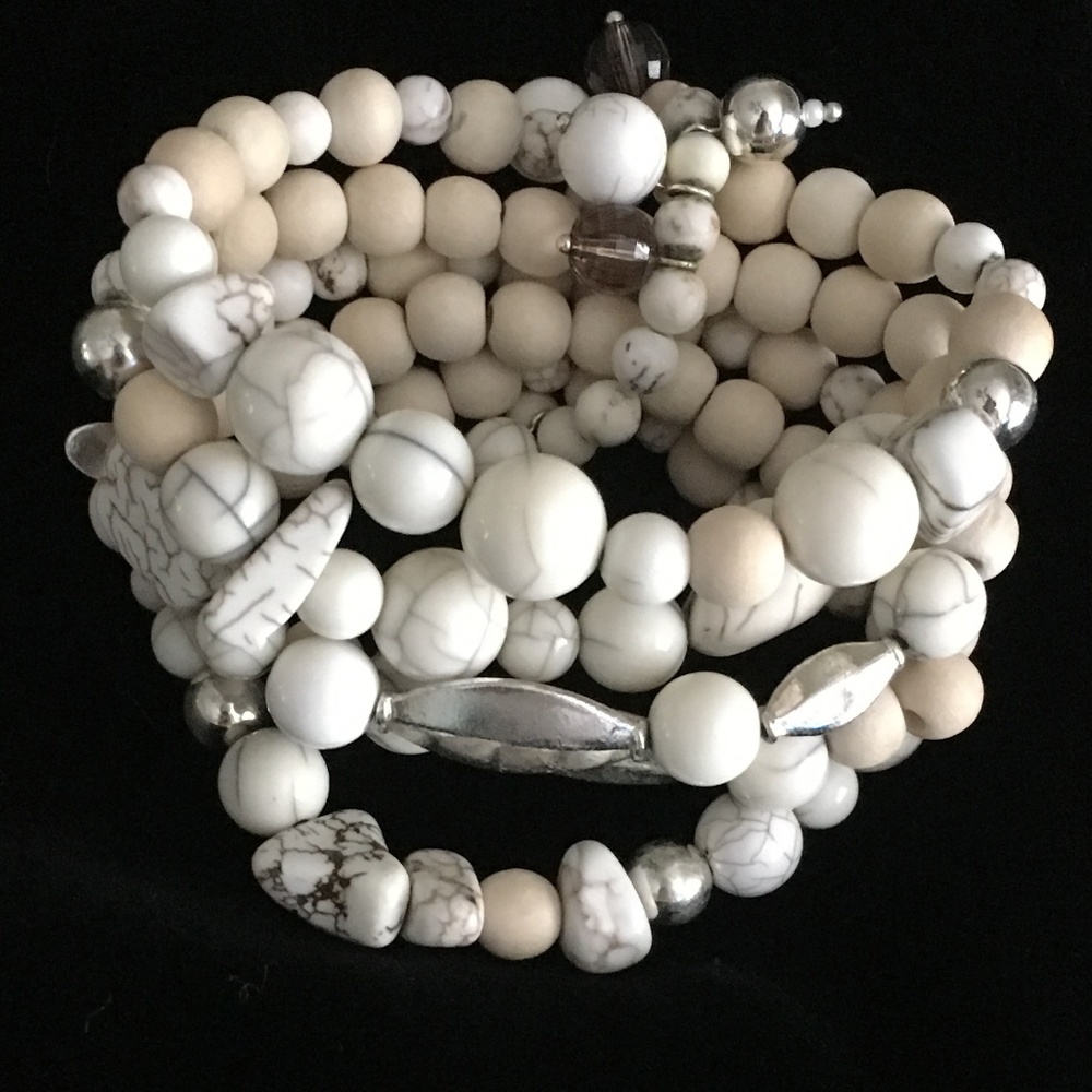 Ivory Colored and silver tone stretch bracelet!